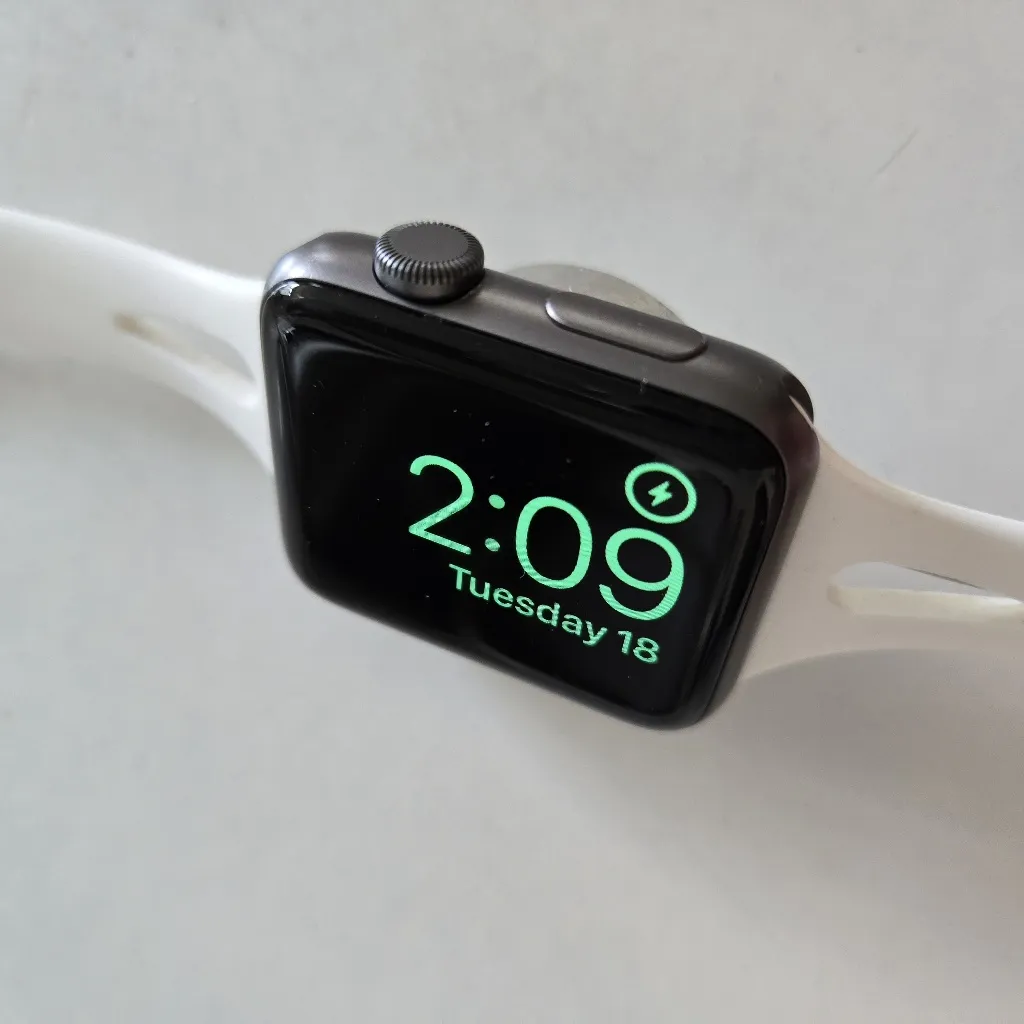 Apple Watch Series 3 42MM Excellent Condition - Image 9
