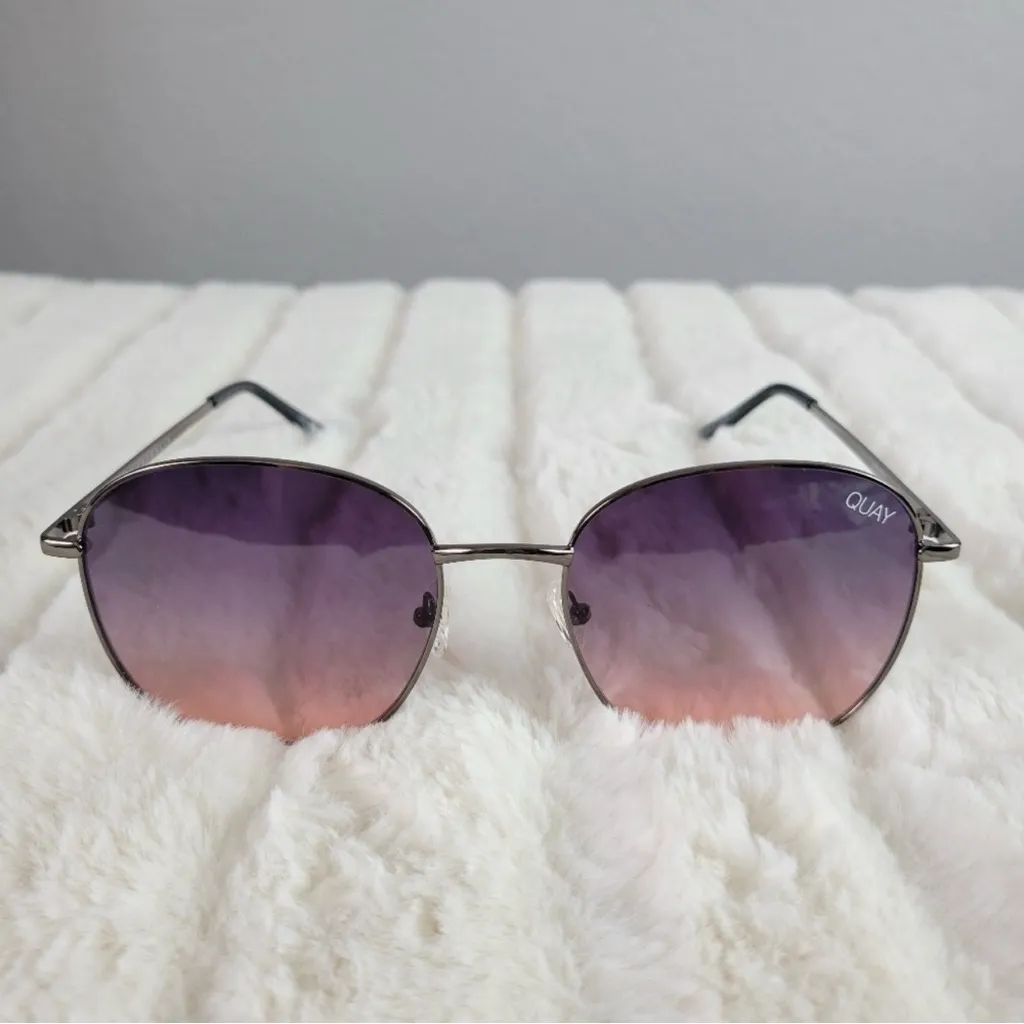 Quay Australia - Jezabell Sunglasses in Gunmetal/ Navy to Peach Lens new in case - Image 7