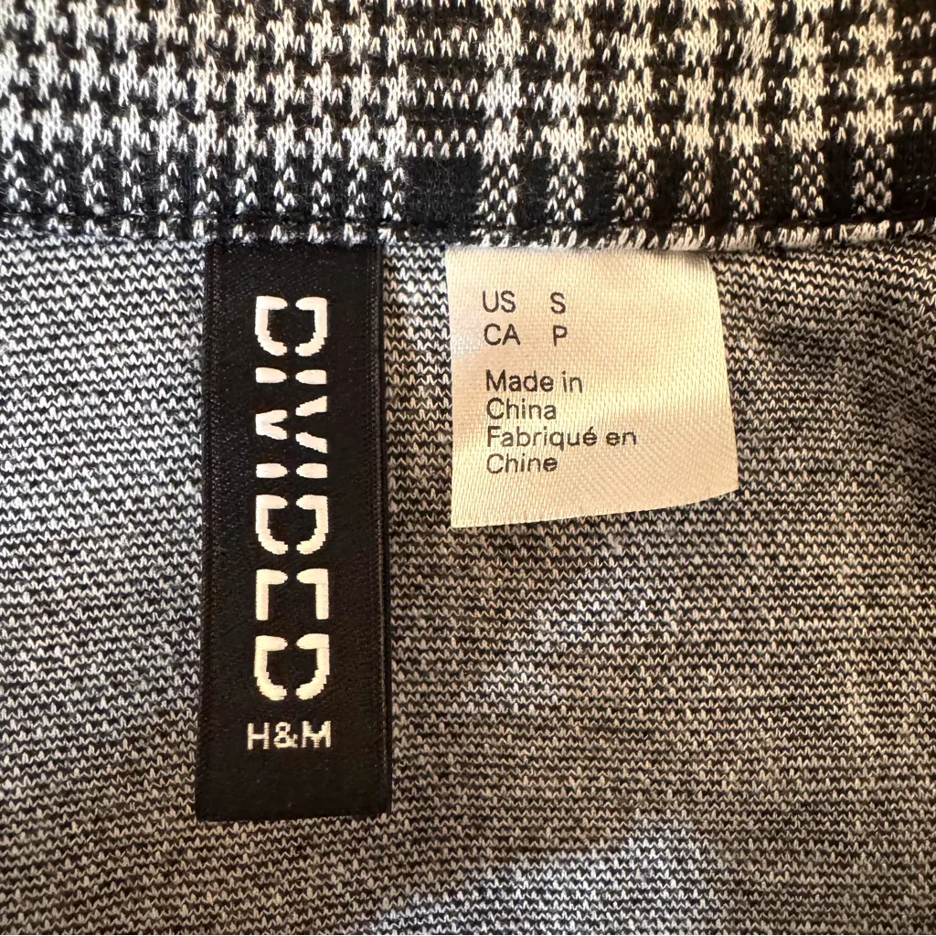 H&M DIVIDED black and white plaid blazer, size Small - Image 9
