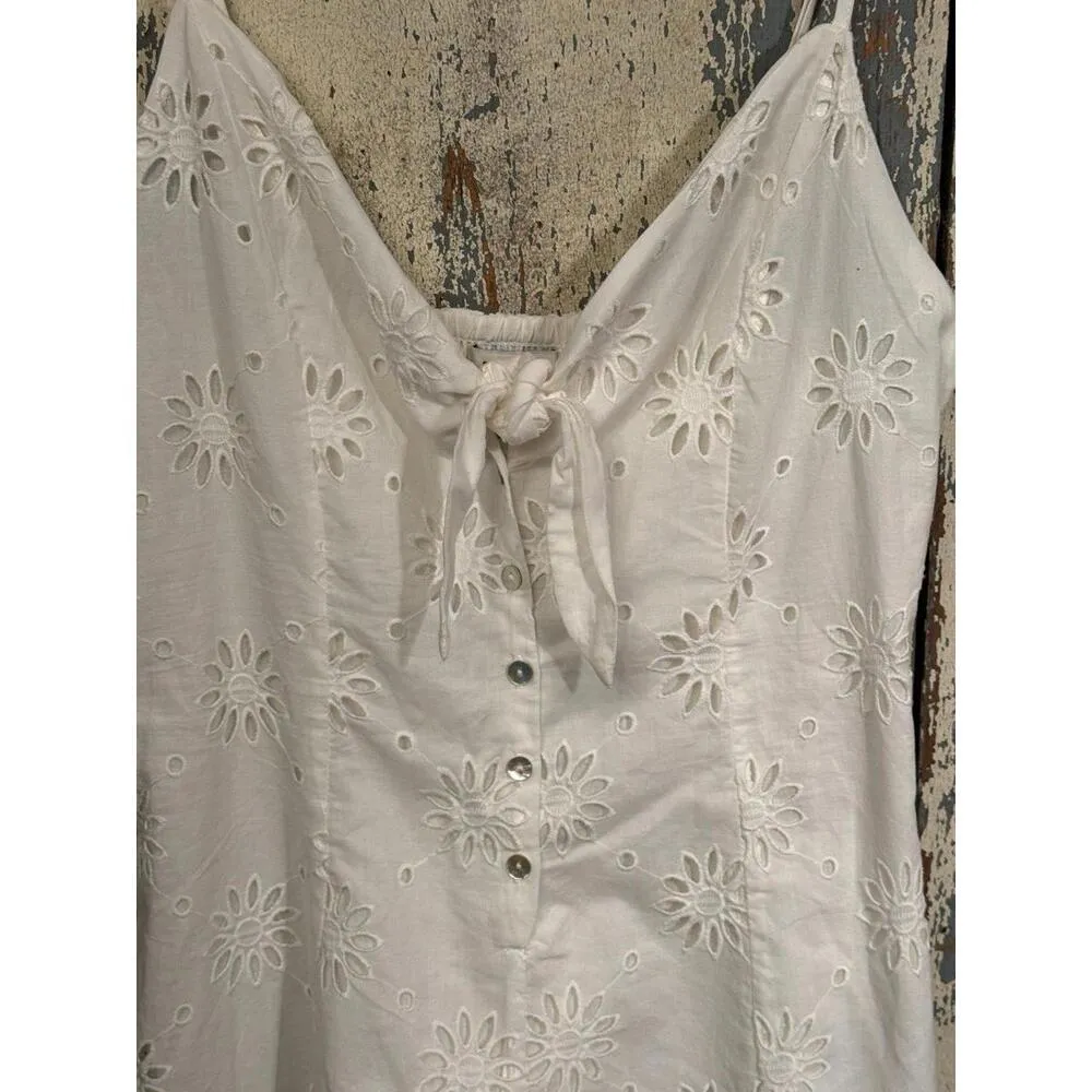 NWT Forever 21 white eyelet shorts romper overall size medium - Image 2