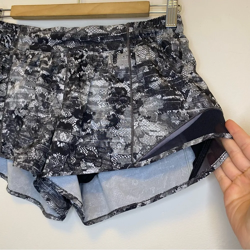 LULULEMON Hotty Hot Low Rise Active Short II 2.5” Lined Lace Starlight Black 8 - Image 9