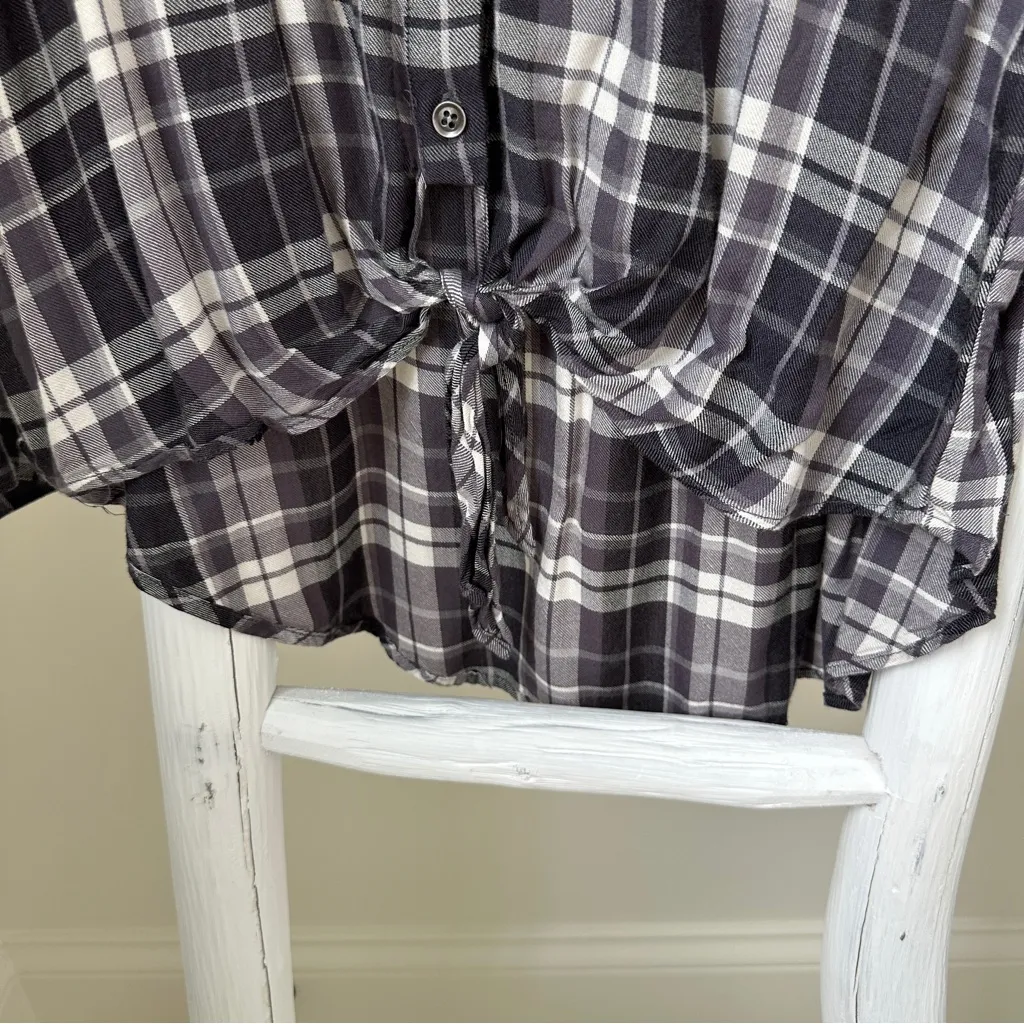 Bobeau  Black and White Plaid Button-Down Tie Front Shirt Size Large - Image 4