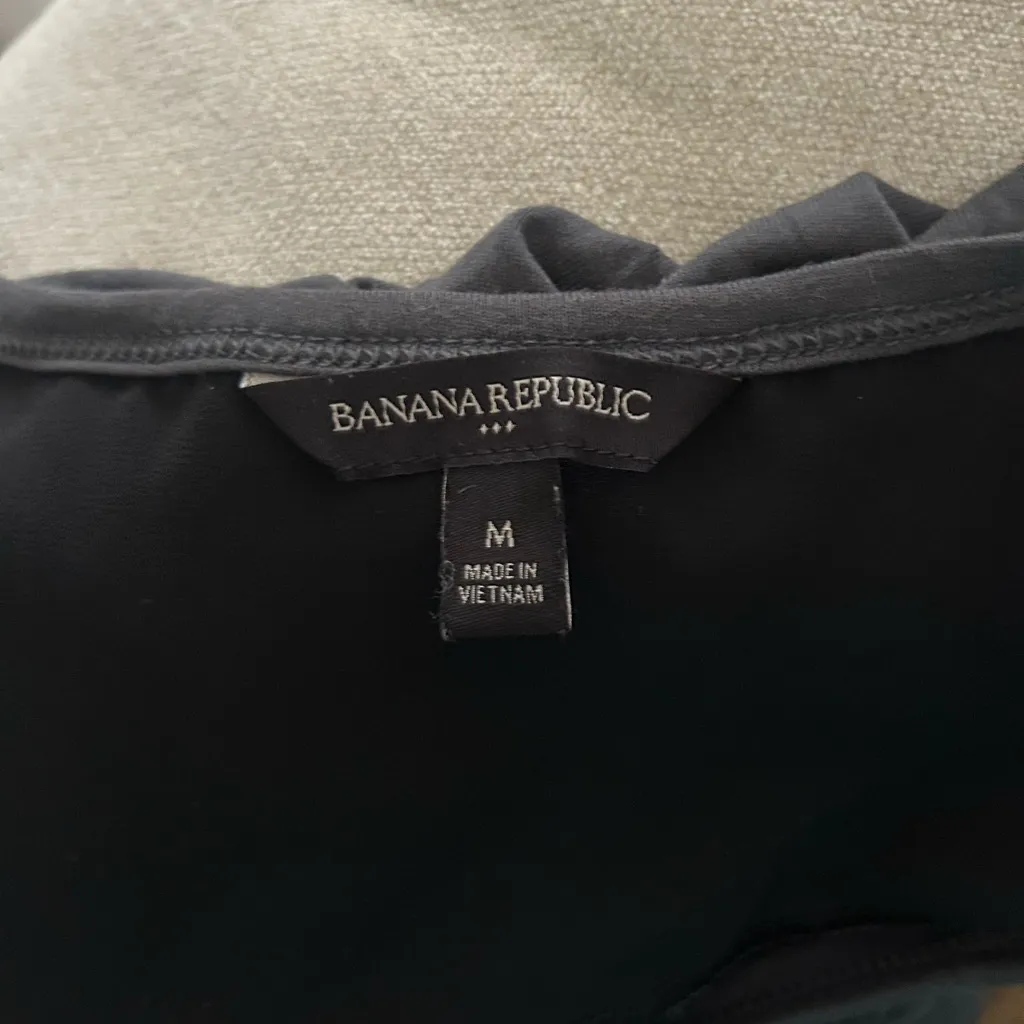 Banana Republic Gray Black V-Neck Sleeveless Stretch top size medium - Image 3