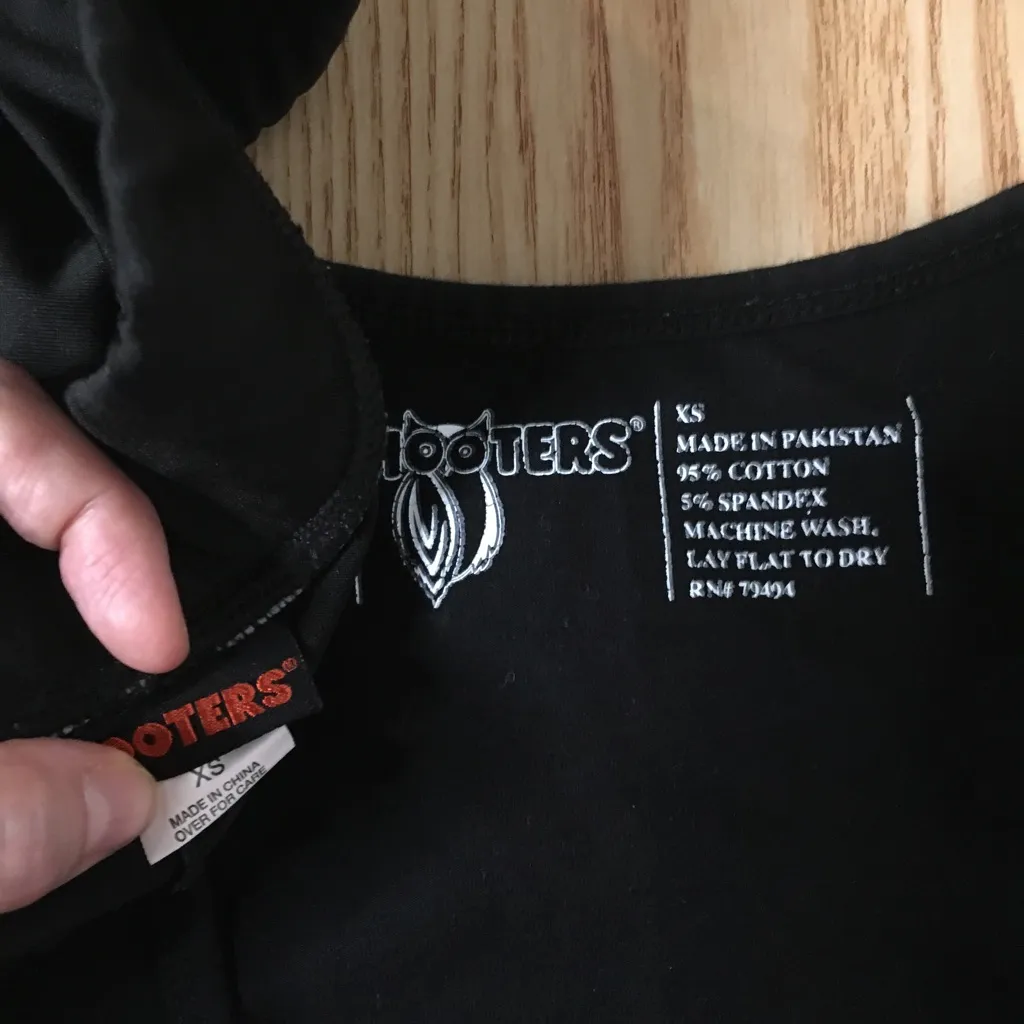 B36 #30 Hooters Girl Worn Uniform Short Sleeve V-Neck Tee & Shorts Black Size XS - Image 7