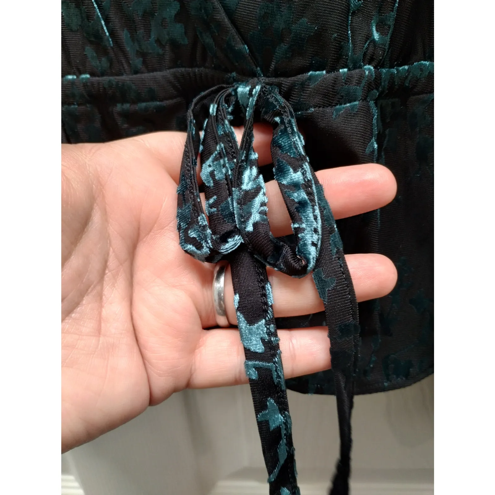 LC Lauren Conrad Size XL Black & Green Velvet Texture Clasp Front V-Neck Top - Image 4