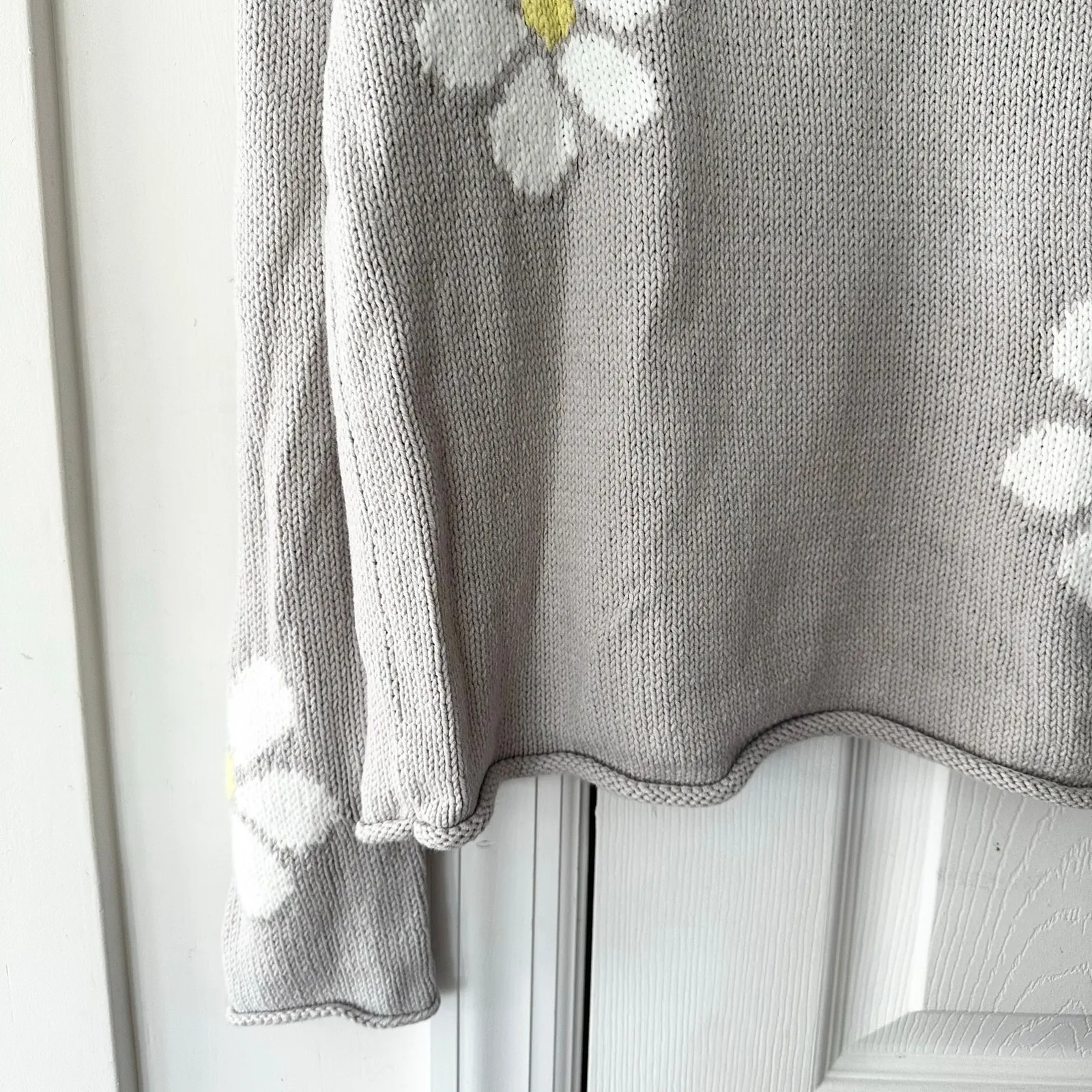 Lisa Todd Full Bloom Lofty Lux Blend Light Grey Daisy Design V Neck Sweater XS Gray - Image 4