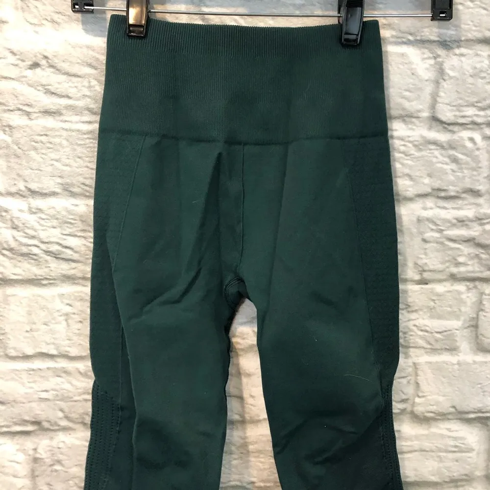 Lululemon 2/4 Forest Green Textured Ribbed HW Sculpt Knit Cropped Leggings - Image 4