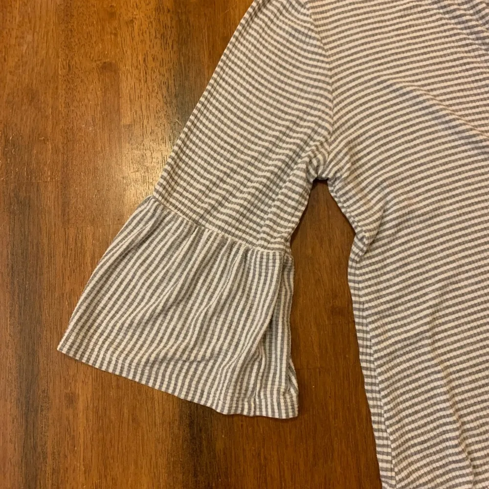 Anthropology Pleione stripe top XL gray white 3/4 flutter sleeves / hem peplum - Image 4