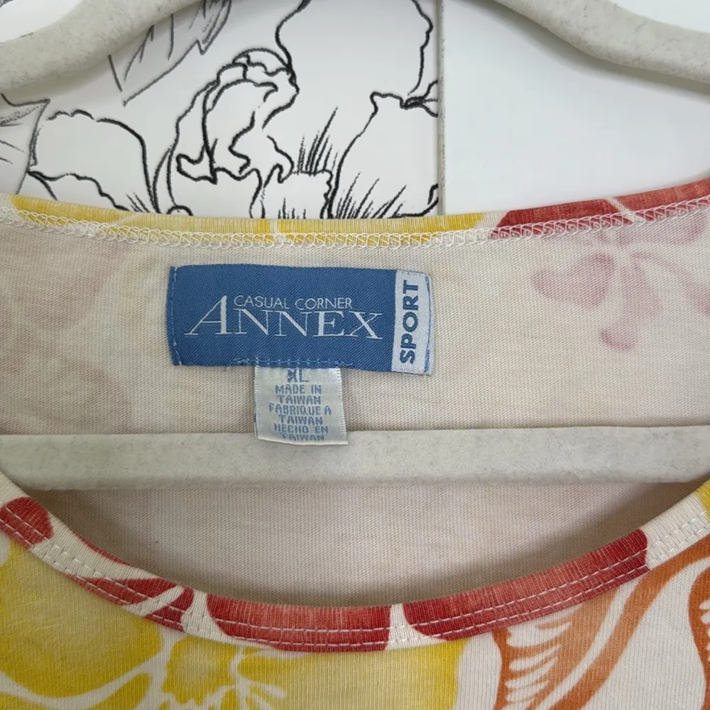 Y2k vintage hibiscus tshirt Orange Size XL - Image 5