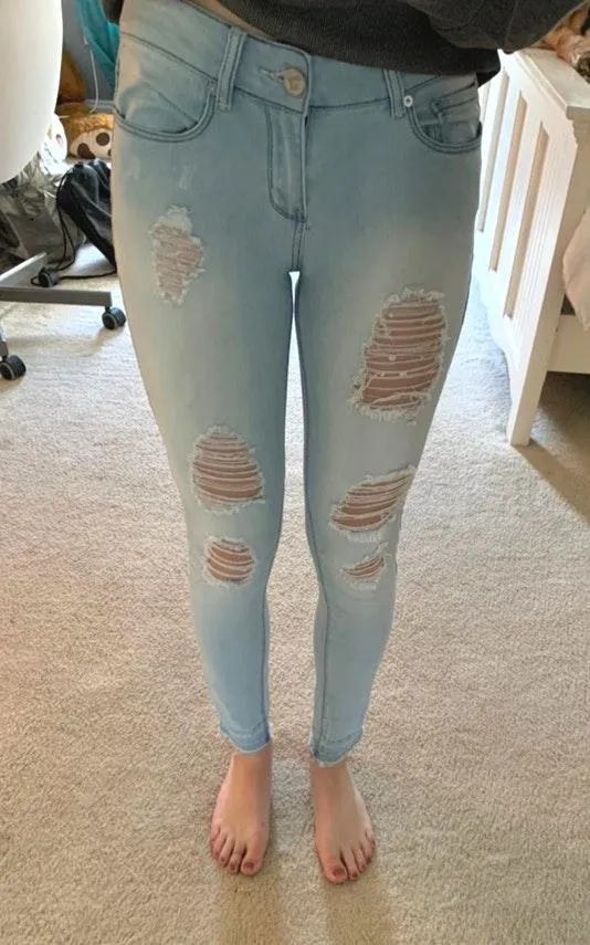 Light Wash Ripped Jeans Blue Size 4 - Image 3