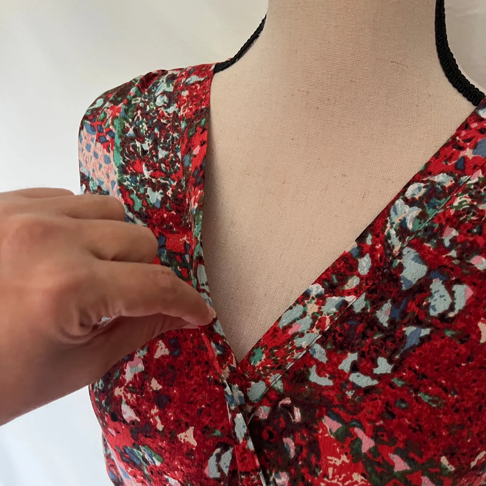 CAbi Mosaic Print V-neck Boho Dress Size M Garden Global Retro 70s Artsy Tribal - Image 3