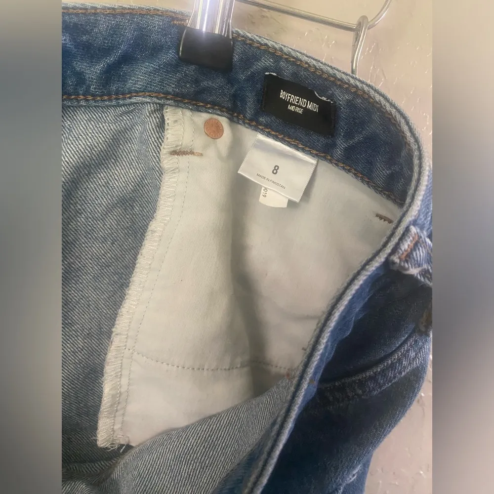 EXPRESS Boyfriend Midi MidRise Denim Shorts Button Fly Sz 8 Raw Hem Distress - Image 9