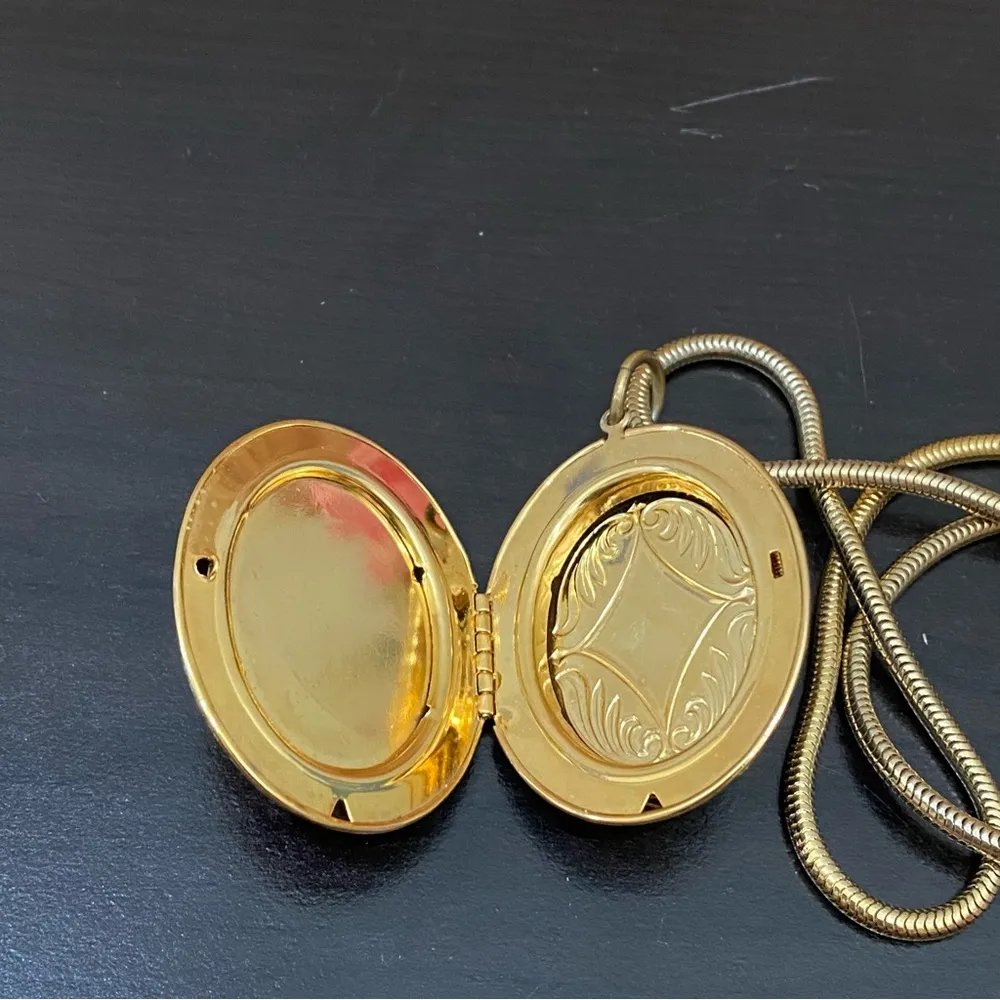 Vintage Flower Cameo Locket Pendant Gold - Image 7