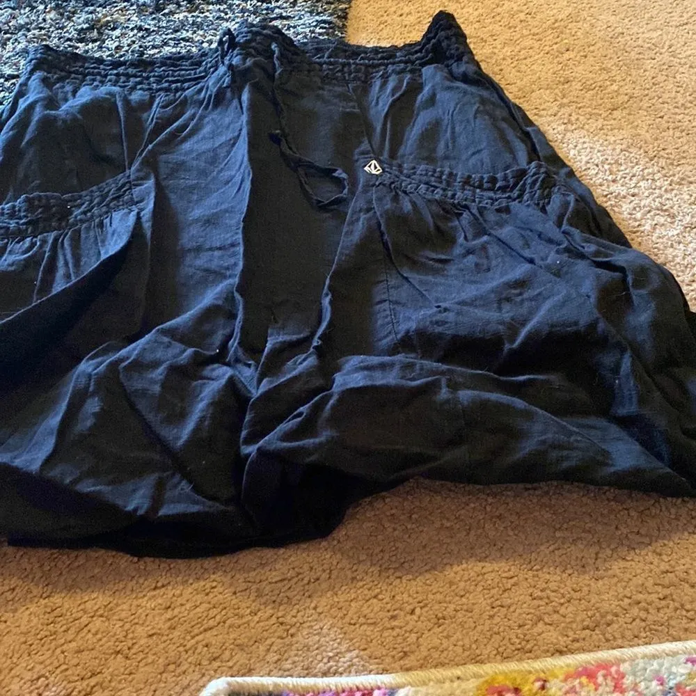 Volcom black skirt small - Image 3