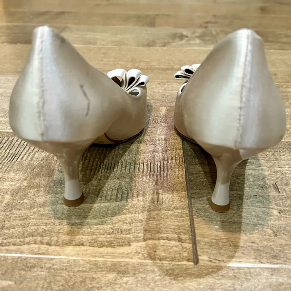 Delman Women’s Silk Peep Toe Pumps with Bows Champagne Size 9.5 FLAW - Image 3