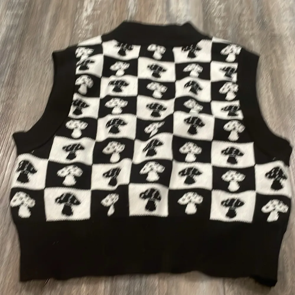 Forever21 checkerboard mushroom sweater vest medium - Image 8