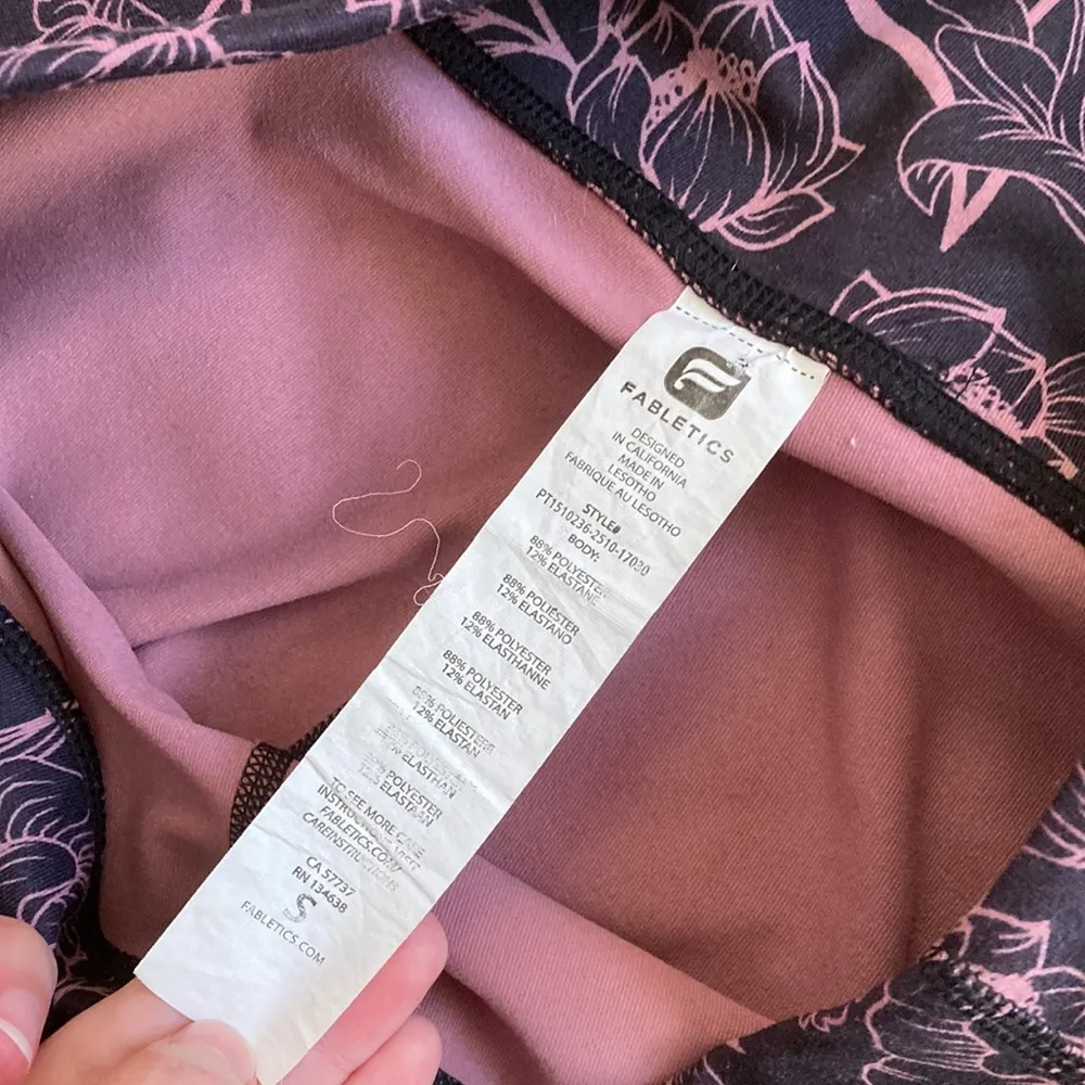 FABLETICS Powerhold Cropped Leggings Capri Black Pink Floral Size Small VEUC - Image 3