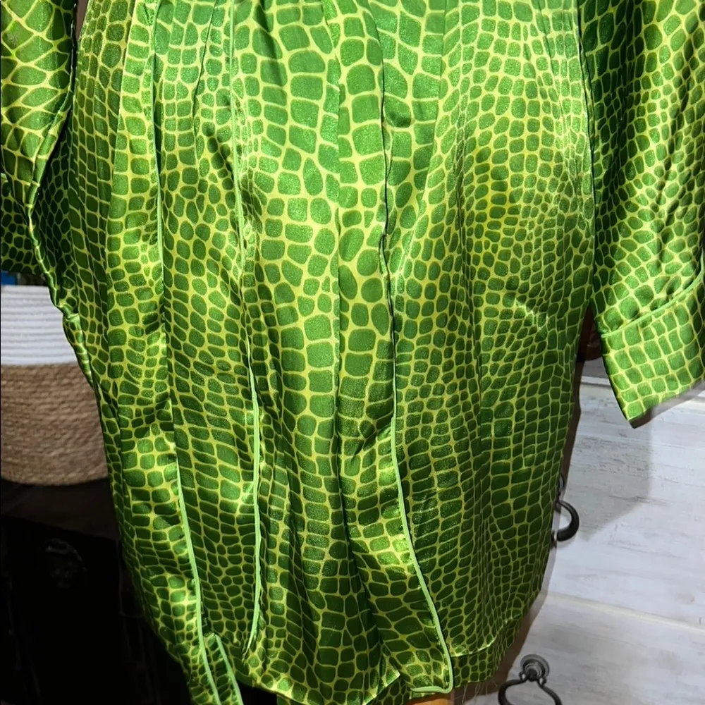 Vintage Victoria’s Secret gold label,Green Reptile Patterned Robe size M - Image 4