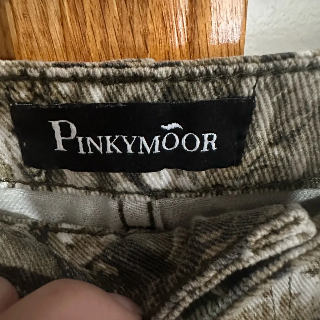 Like new!! Women's Camouflage wide leg Jeans Green Size XS - Image 3