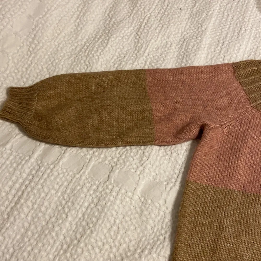 LUSH Sweater size S excellent condition so beautiful sweater mocha pink color - Image 8