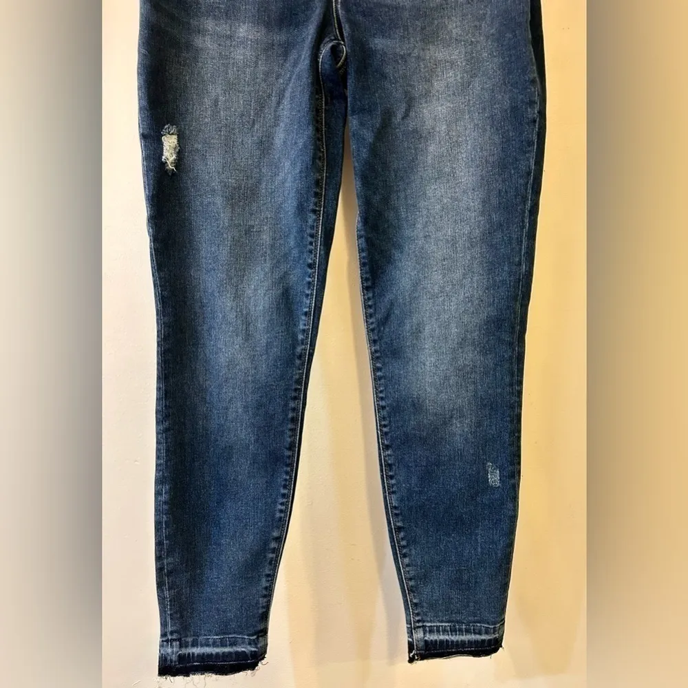 NWT Spanx Distressed Denim Skinny Jeans Leggings Size Medium - Image 6