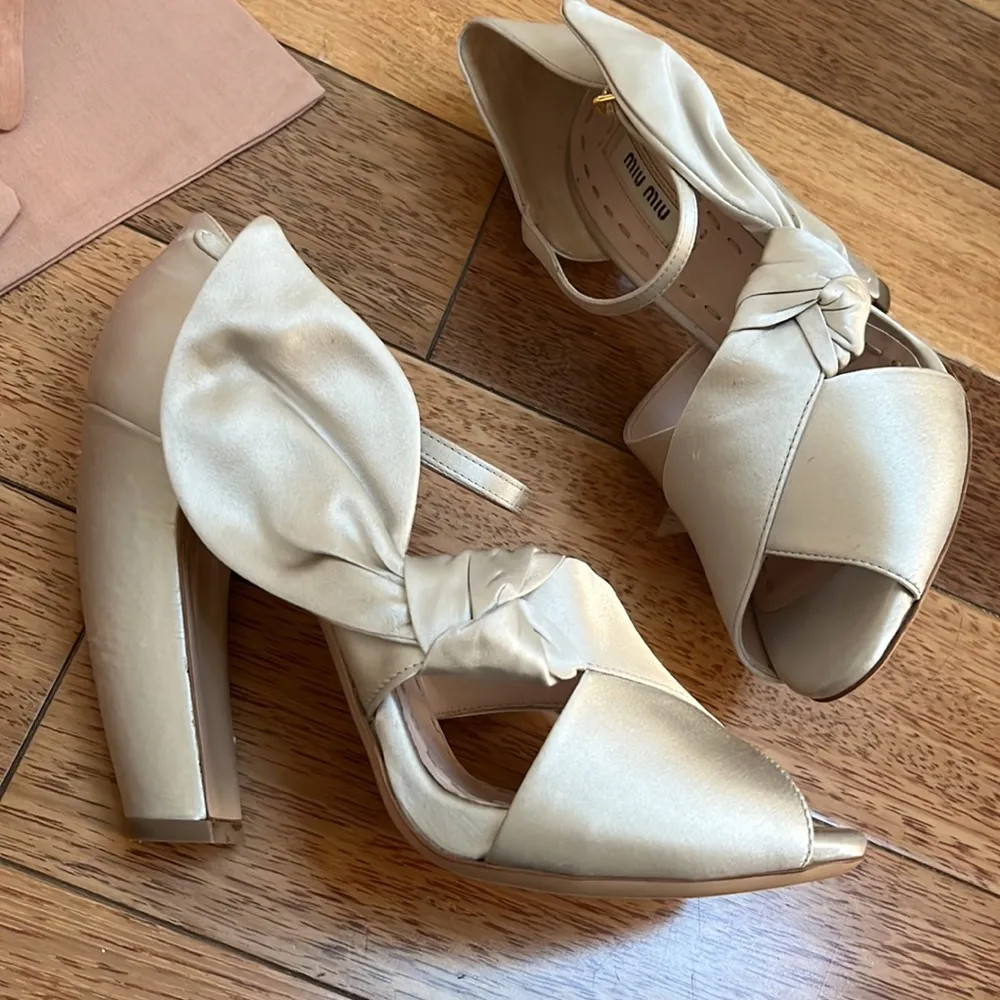 Miu Miu | Silk Bow Curved Heels Silver Size 37.5 - Image 2