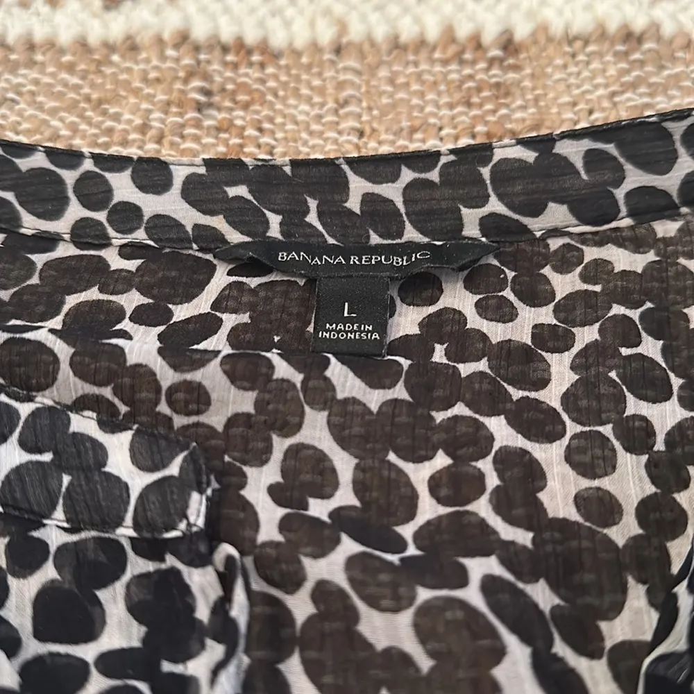 Banana Republic Black and White Sheer Patterned Blouse  Size Large - Image 2