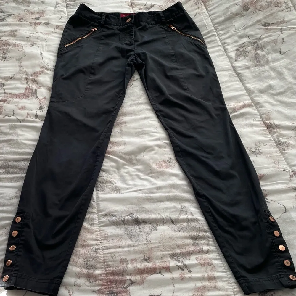 Ted Baker London black zip pockets rose gold snap buttons ankle pants 2 or US 6 - Image 10