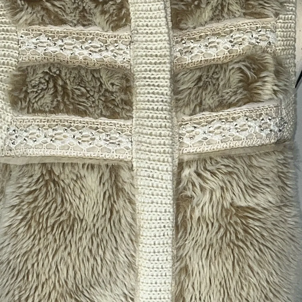 Miss Me Women's Vest Ivory Faux Fur With Rhinestone Studs - Image 2