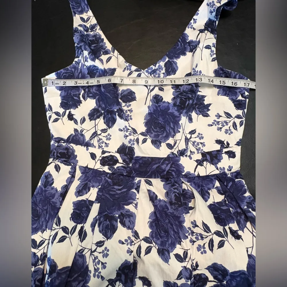White Dress with Navy Flowers size Large with pockets. Made in the USA. - Image 7