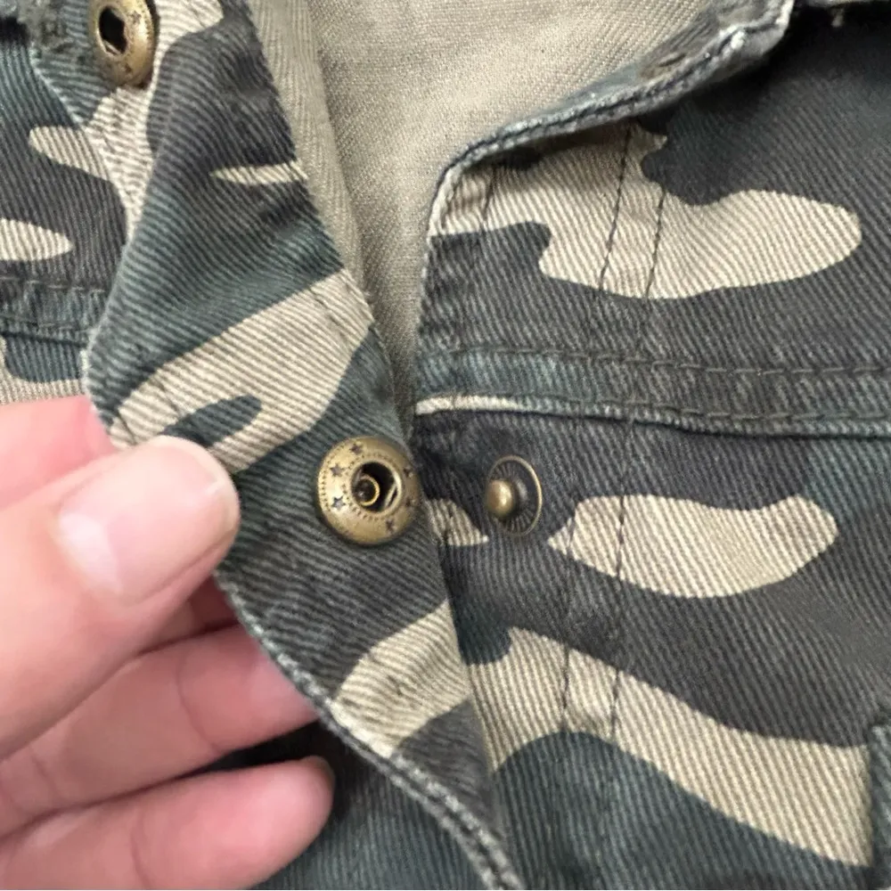 Forever 21 Military Army Green Camo Snap Button Front Denim Jean Jacket Womens S - Image 2