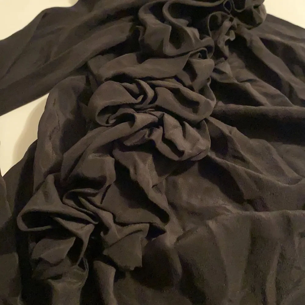 NWT Robert Rodriguez women’s black silk floral ruffled one sleeve blouse, size 4 - Image 5