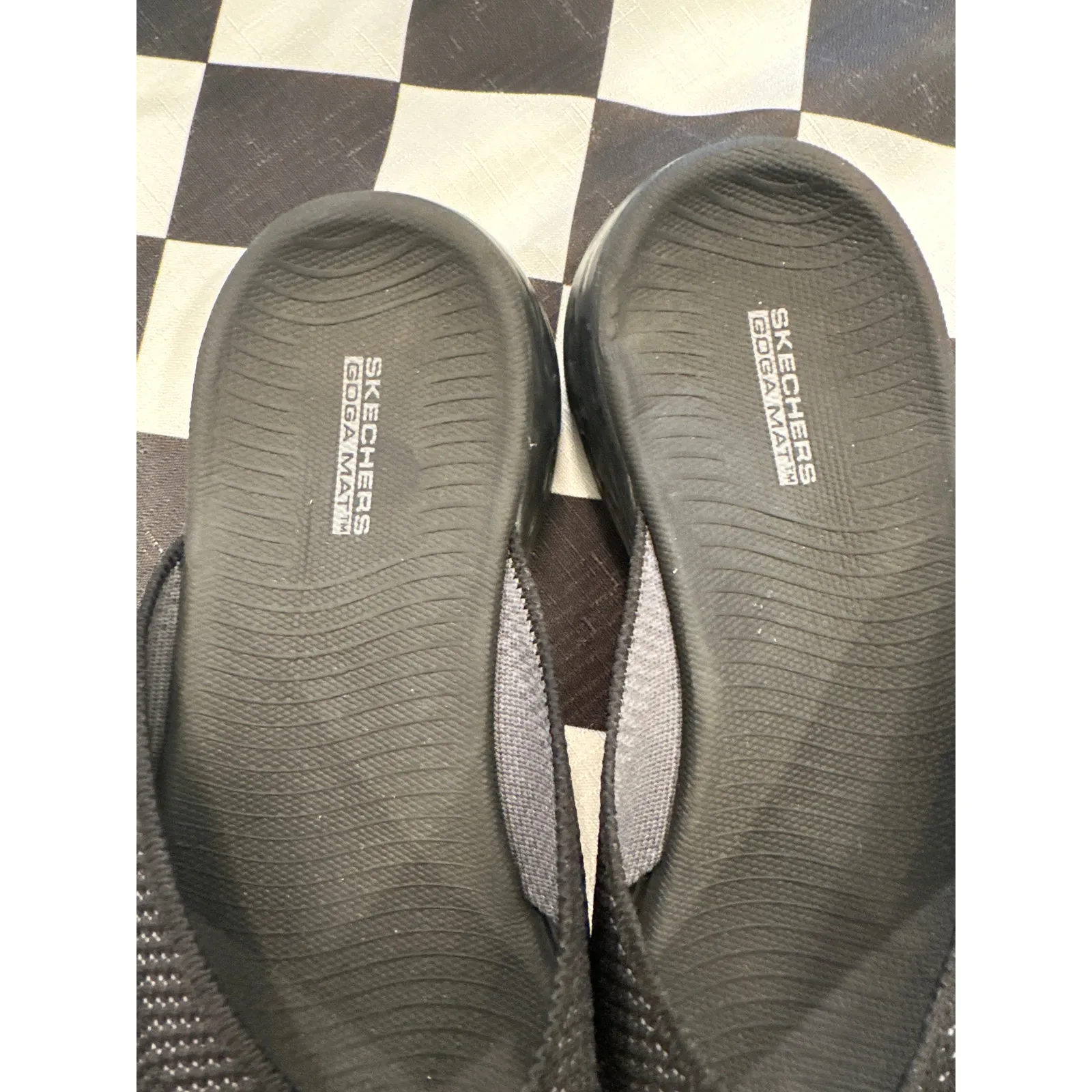 Skechers women Goga Mat size 10 comfort walking gray black thong flip flop - Image 2