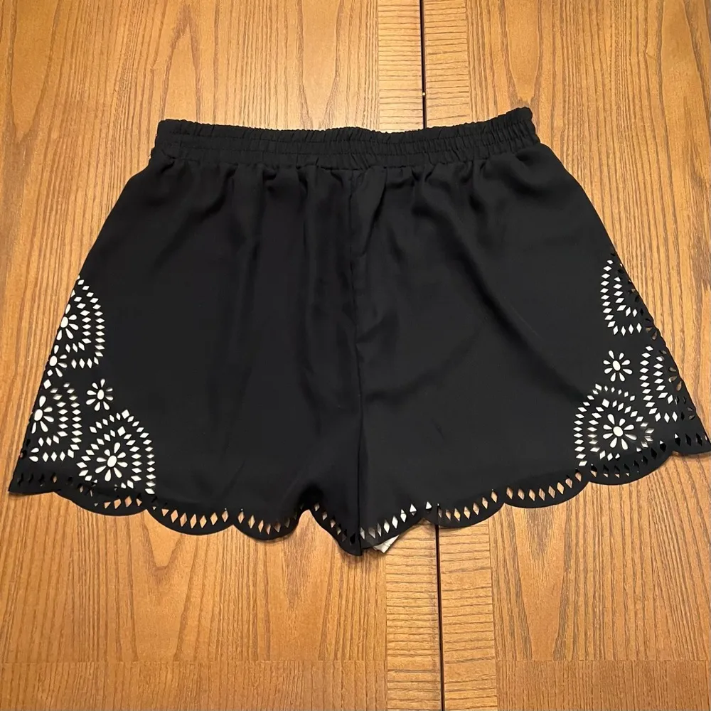 H.I.P. High Rise Pull-On Elastic Waist Eyelet Cut-Out Scalloped Hem Shorts Large - Image 6