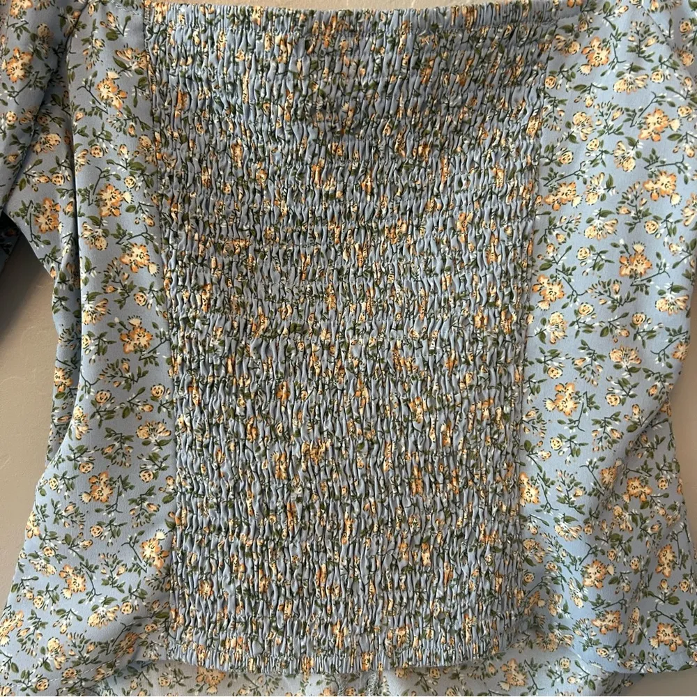 ASTR The Label blue peach floral ditsy floral smocked ruched top medium - Image 14
