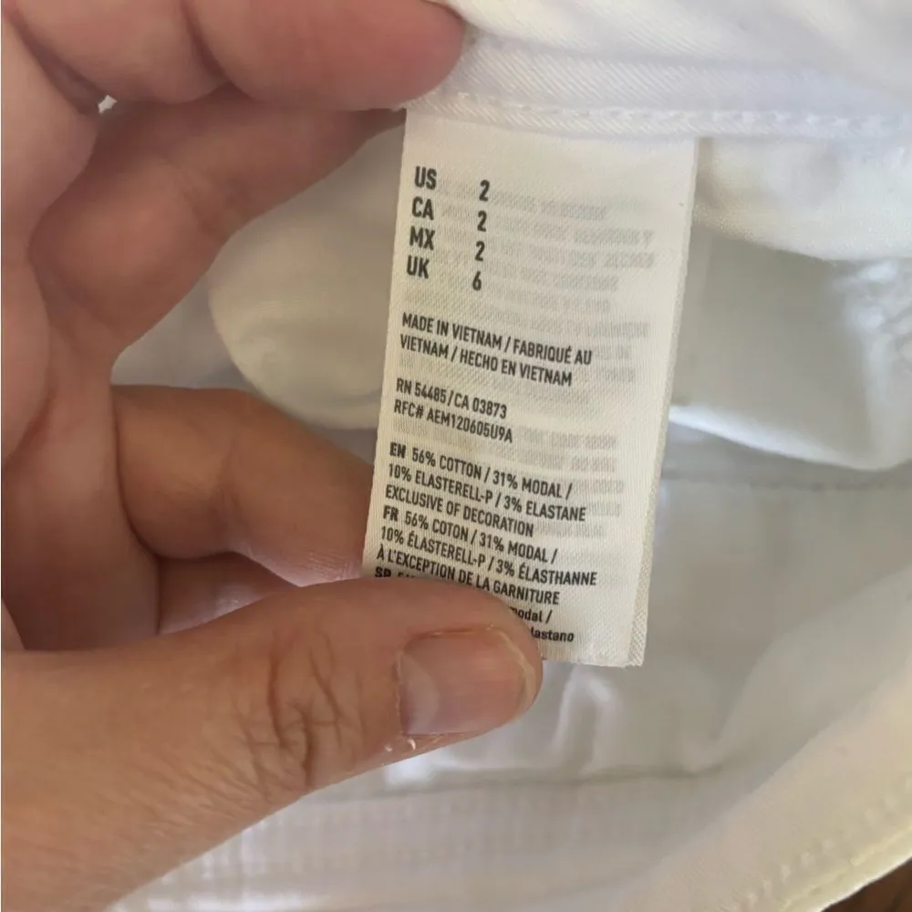 American Eagle white super stretch shorts size 2 56% cotton - Image 3