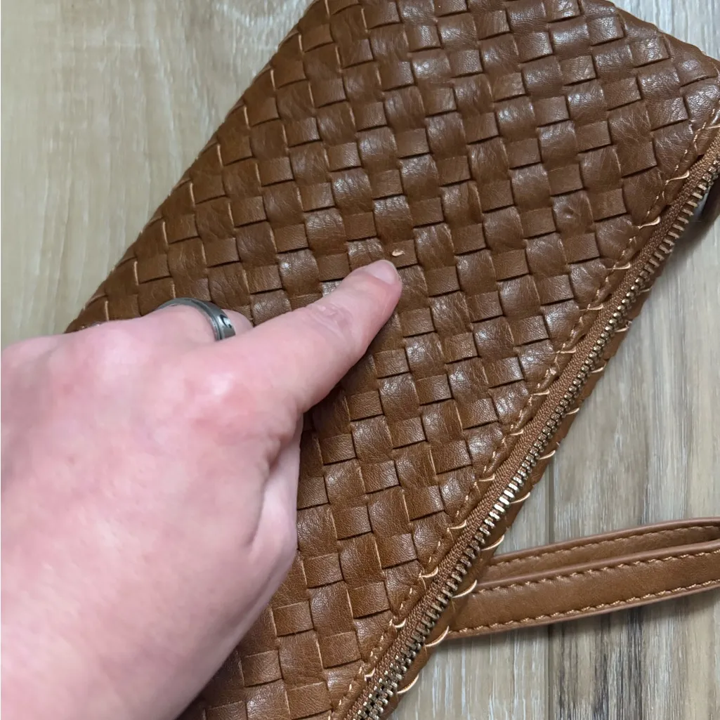 Elegant Brown Woven Clutch - Image 3