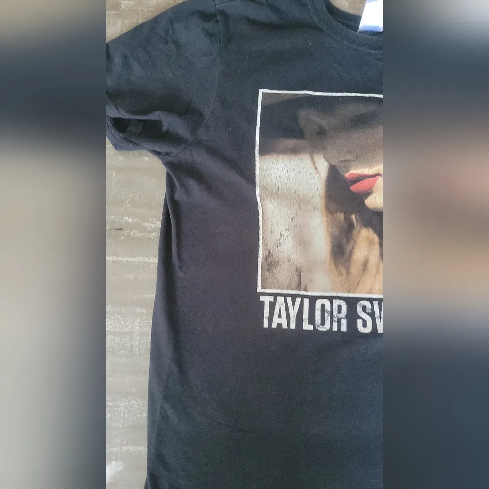 Taylor Swift Black Graphic ‘RED’ Album Unisex Short Sleeve Tee M Size M - Image 2