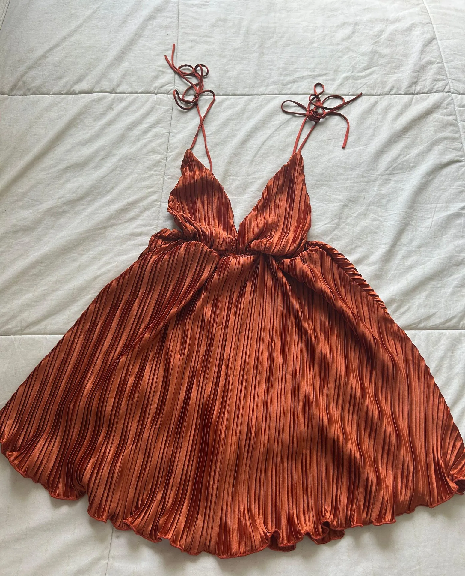 Lucy in the Sky Pleated Shoulder Tie Dress in Rust - Image 3
