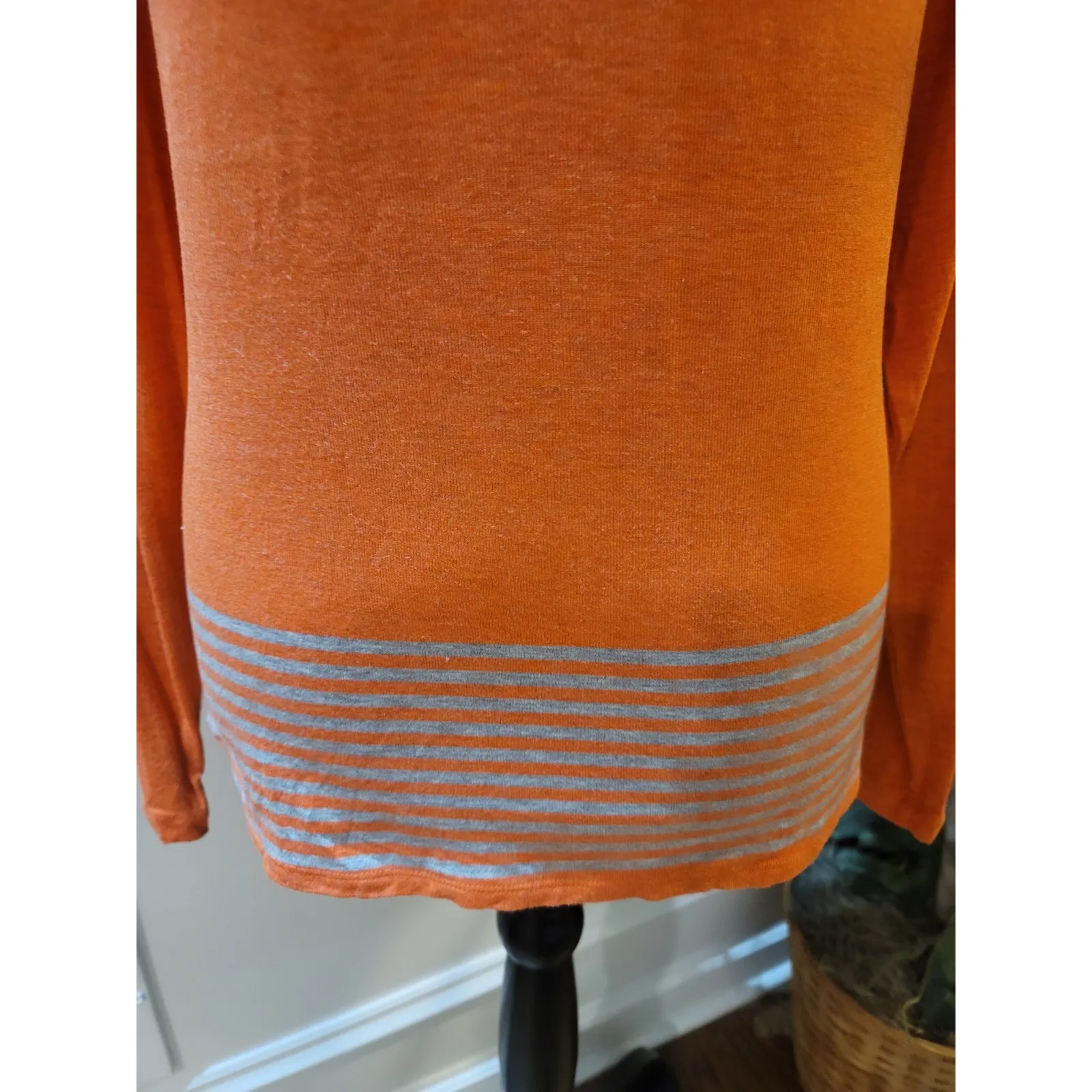 Cabi Hangout Tee Women's Size XS Orange Gray Strips V Neck Jersey Long Sleeve - Image 4