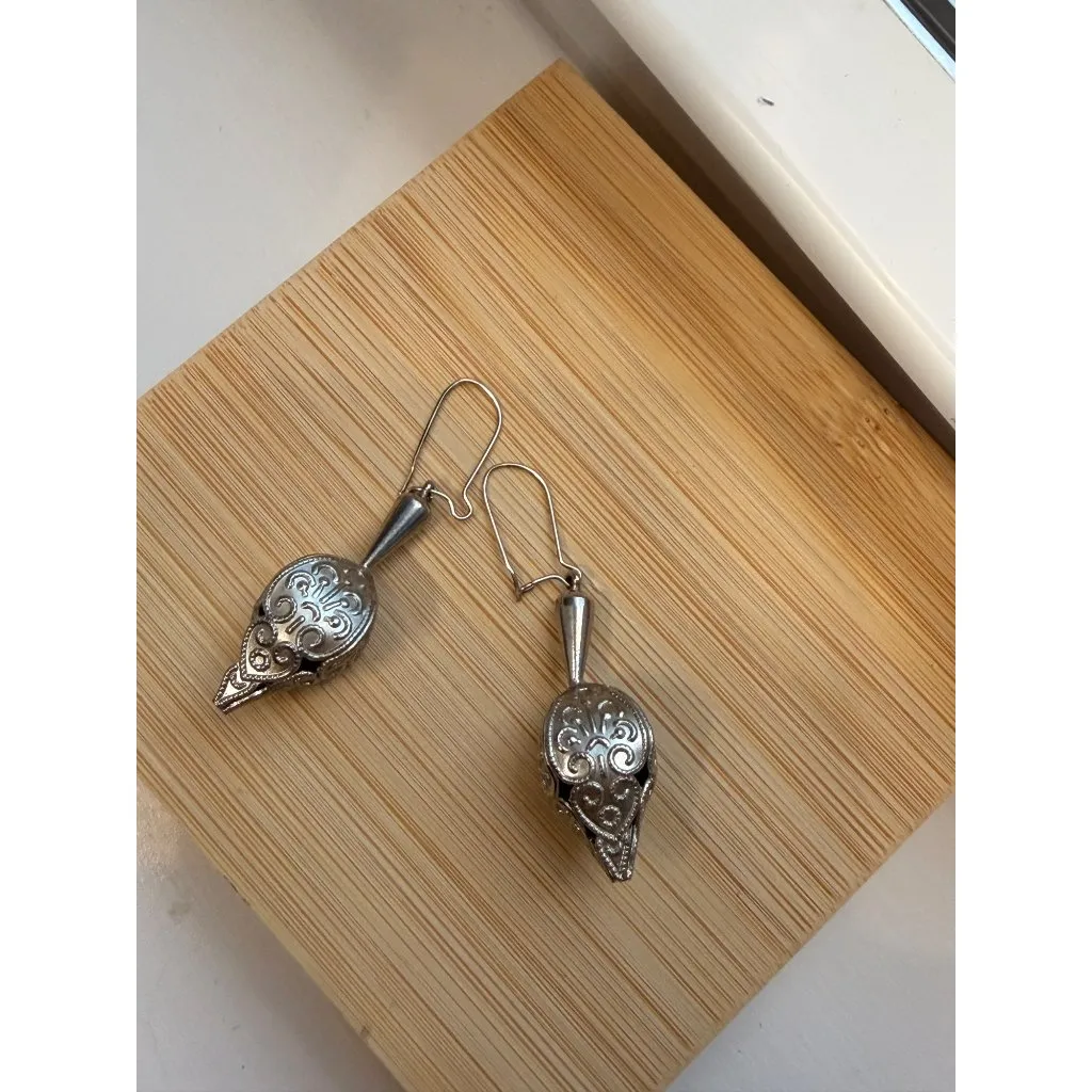 Silver ornate Filigree Teardrop Dangle Earrings - Image 4