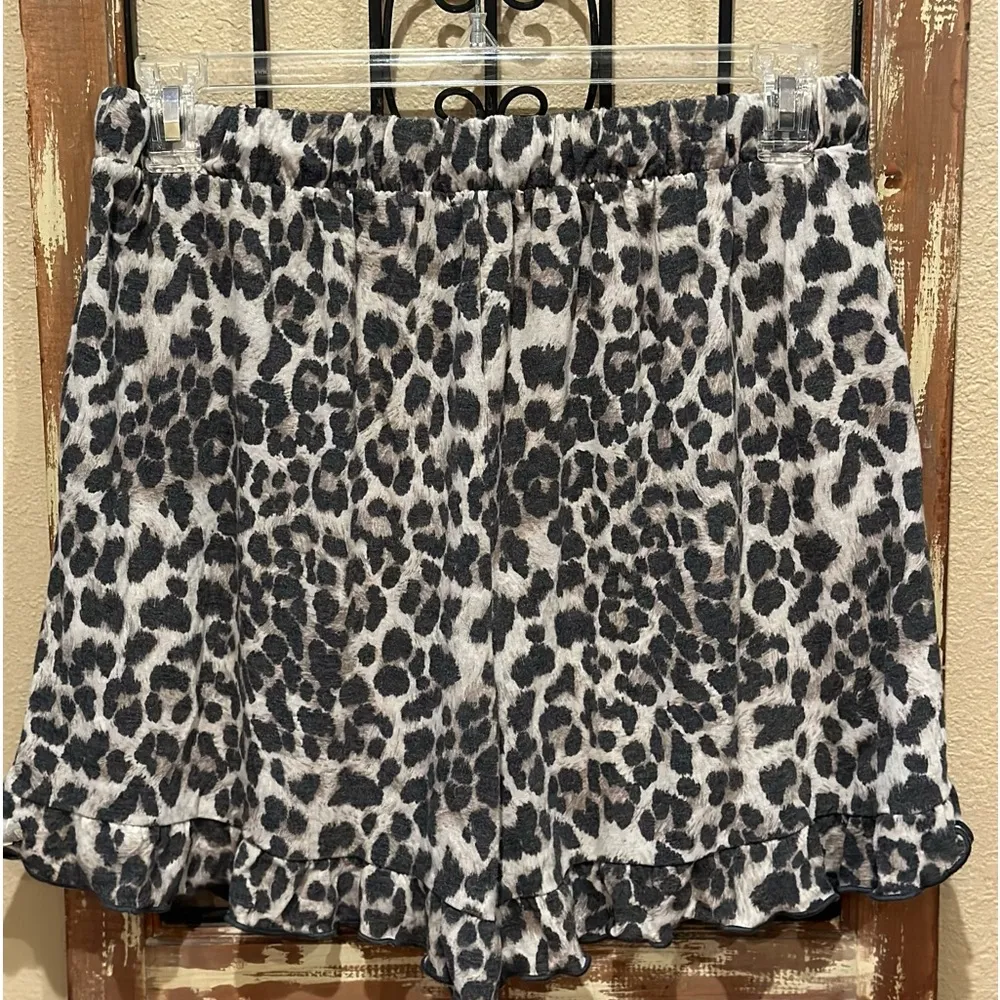 Heimish USA women’s cheetah shorts Size 2X - Image 2