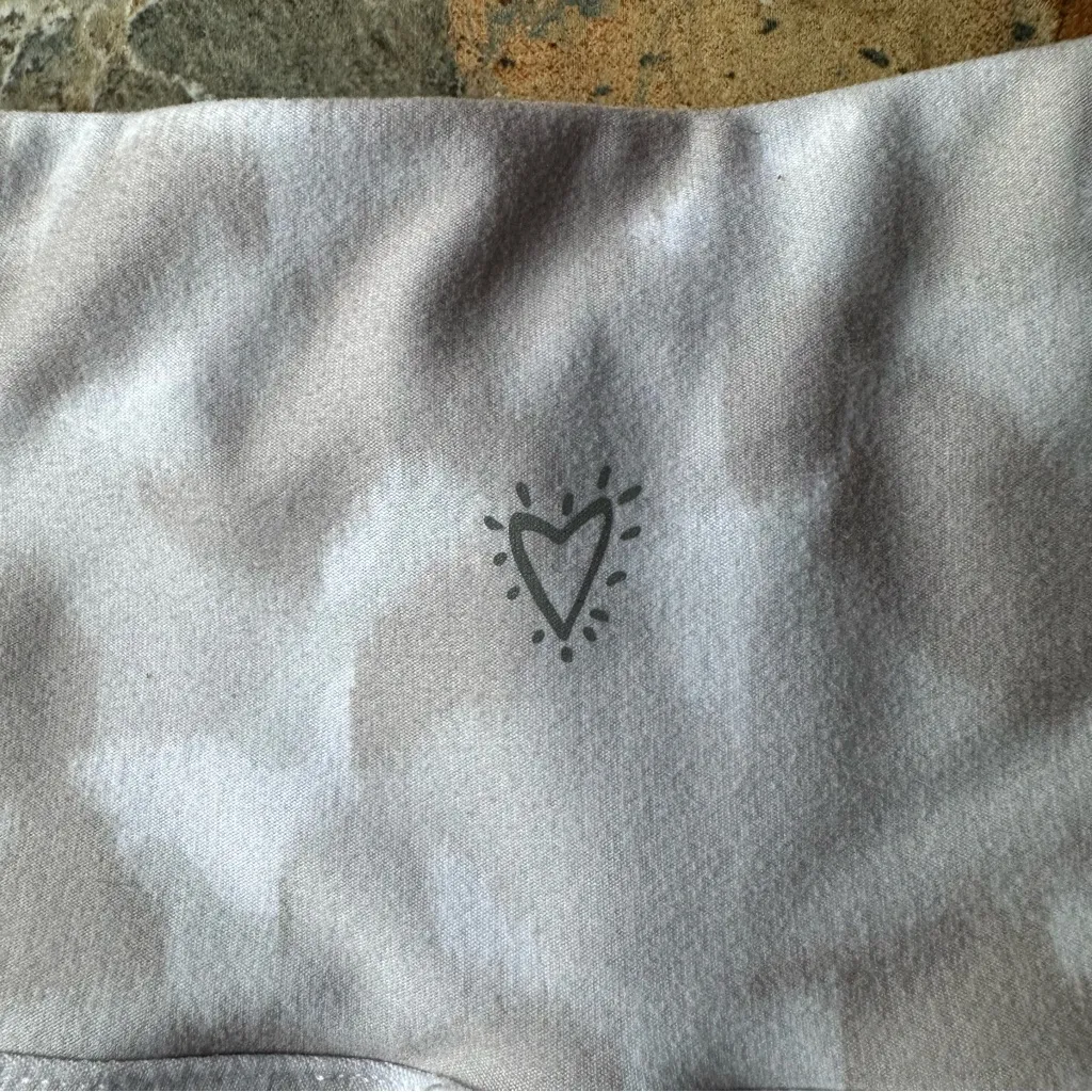 Betsey Johnson Performance Leggings White Beige Camo Print Women's Size Small - Image 2