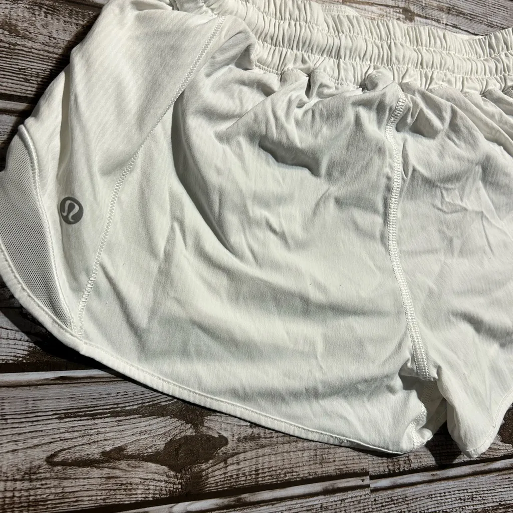 Lululemon Hotty Hot Shorts 2.5 inches Size 6 - Image 4