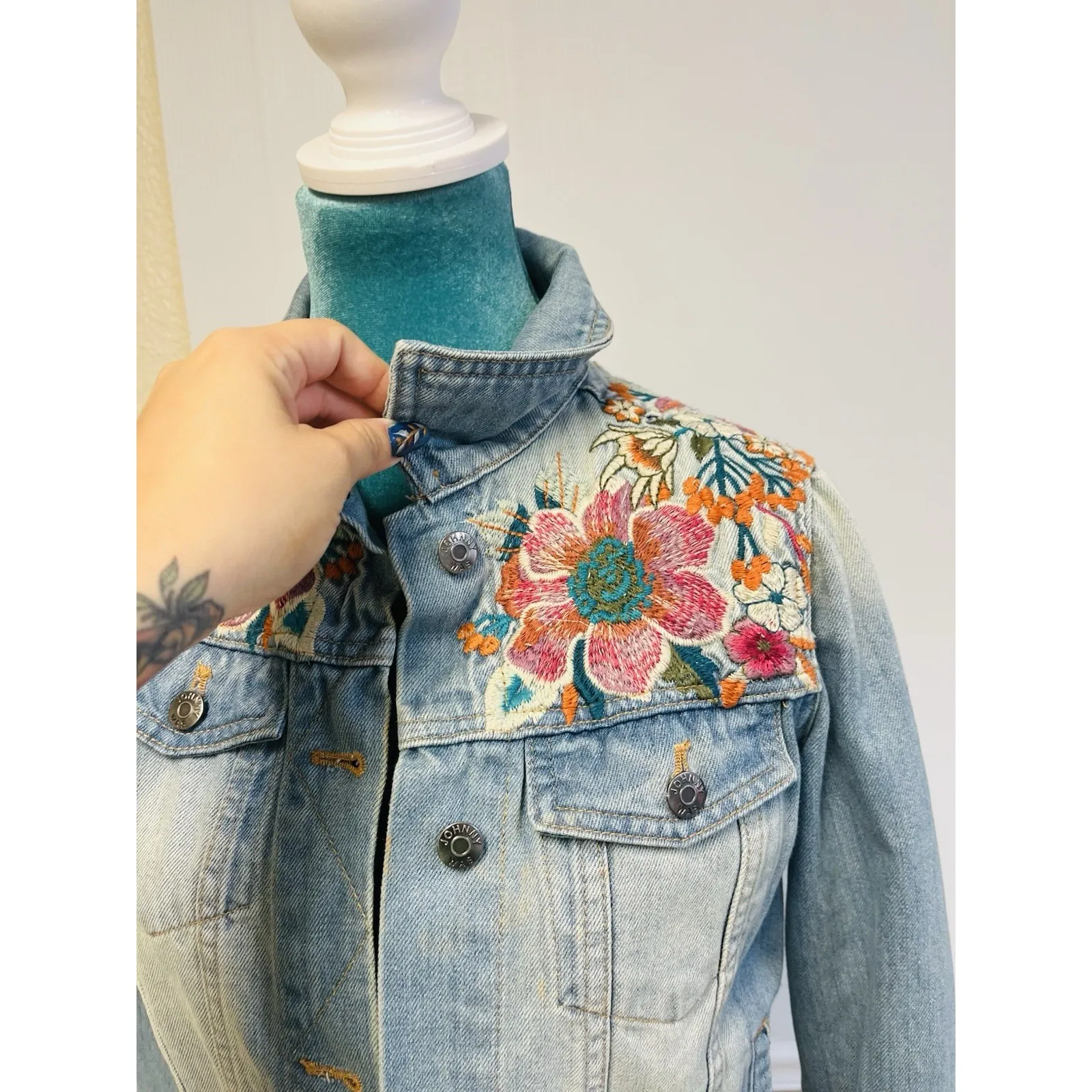 Johnny Was Nena Floral Embroidered Denim Jean Jacket Boho Size Small - Image 8