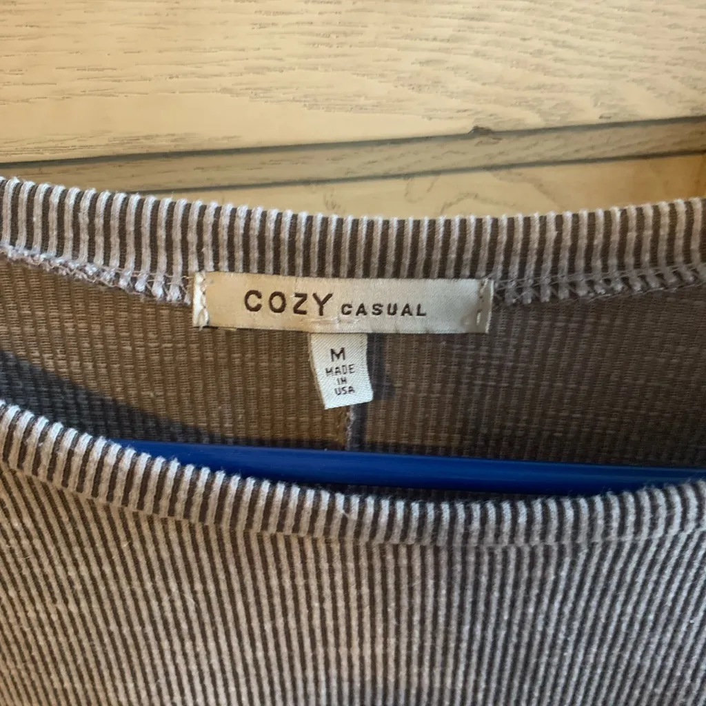 Cozy Casual Bell Sleeve Top Size Medium - Image 4