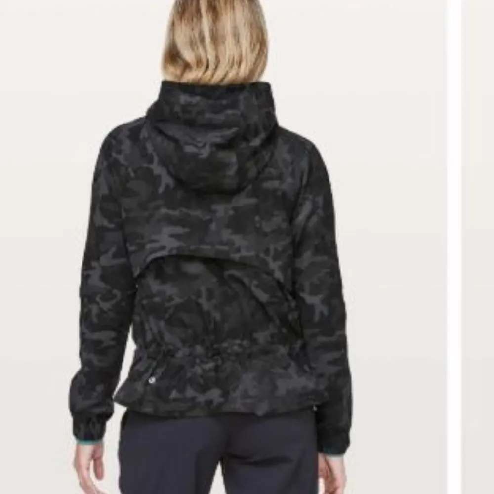 Lululemon  Pack It Up Jacket in black/camo with hood size 2 - Image 6