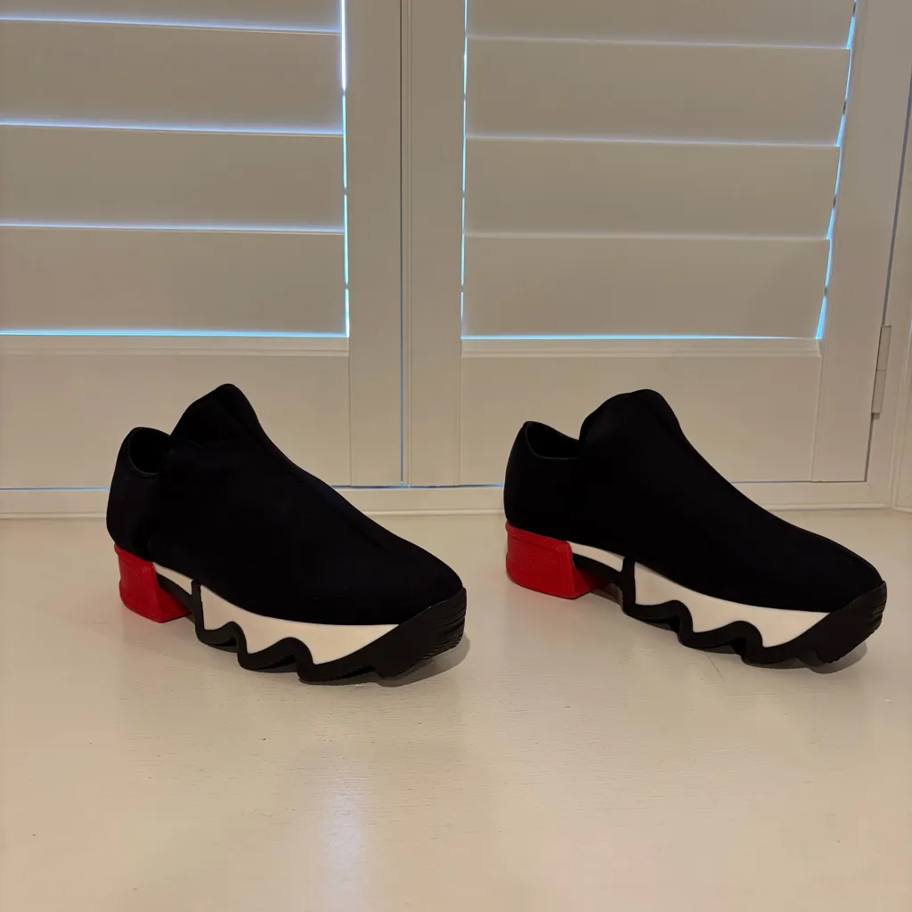 iRi Designed In New York Unisex Black and Red Neoprene Athletic Shoes Size 38/8W - Image 2