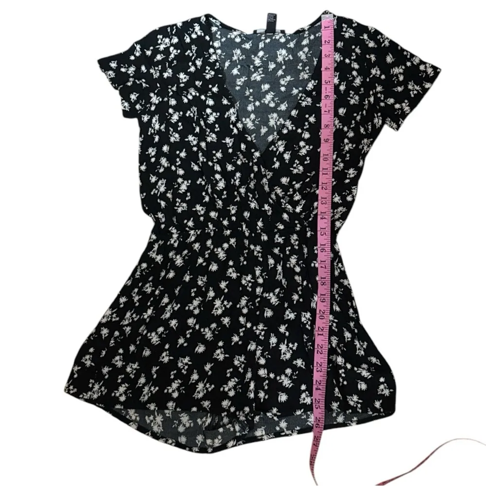 Forever 21 Women’s Black Floral Button Front  Short Sleeve Romper Sz S - Image 5