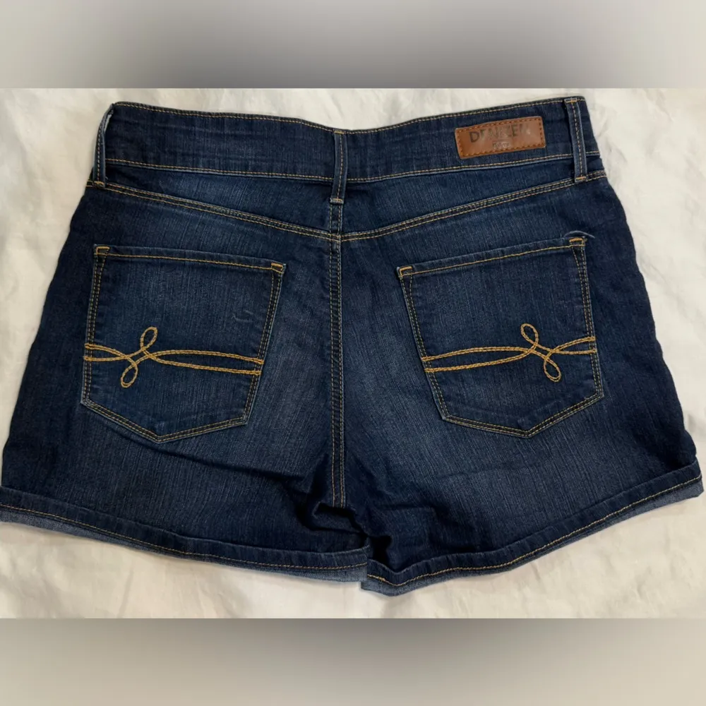 Denizen by Levi’s denim shorts. Front & back pockets. Dark wash. Size 4 - Image 3